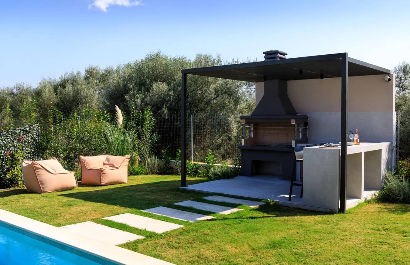 Stylish Contemporary Villa with Gardens and Pool near Beaches and Tavernas in Ligia, Grèce