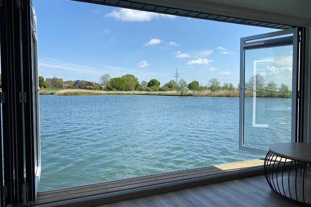 Modernes, hundefreundliches Hausboot am Wangermeer mit Dachterrasse, Seeblick, Sup, Badezugang und Klimaanlage – ideal für erholsamen Urlaub mit Familie, Freunden oder zu zweit. in Wangermeer, Wangerland