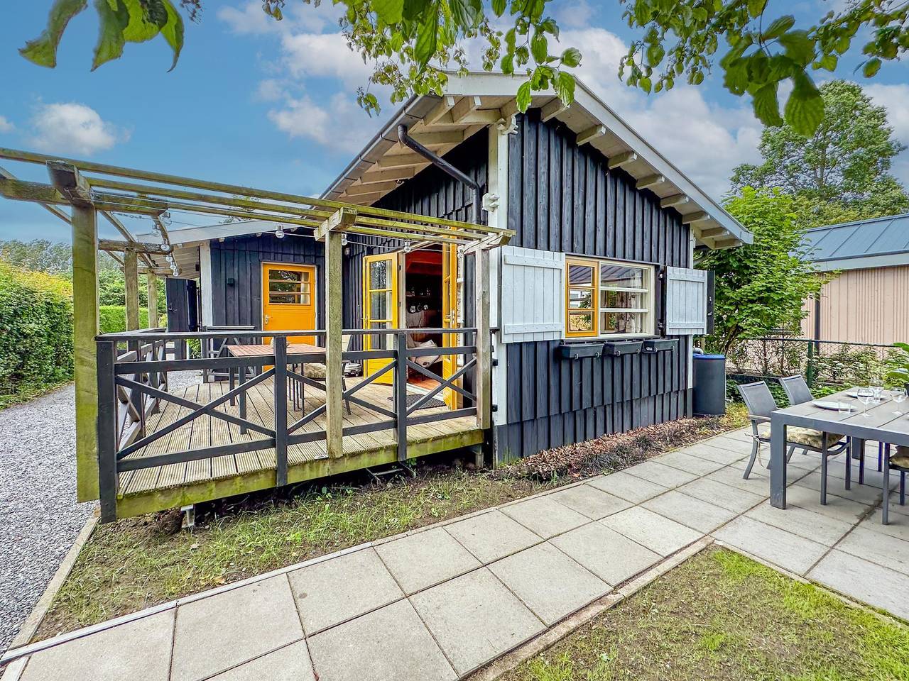 Gemütliches Holzhaus mit Garten und Seeblick in Niederländische Nordsee