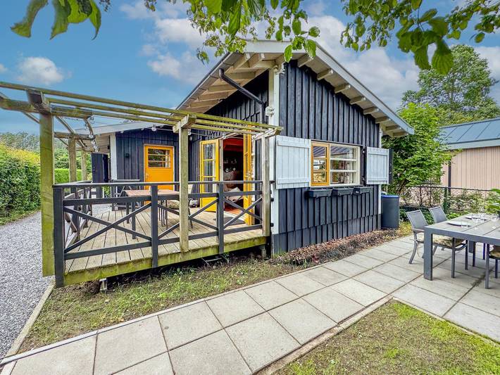 Gemütliches Holzhaus mit Garten und Seeblick in Niederländische Nordsee