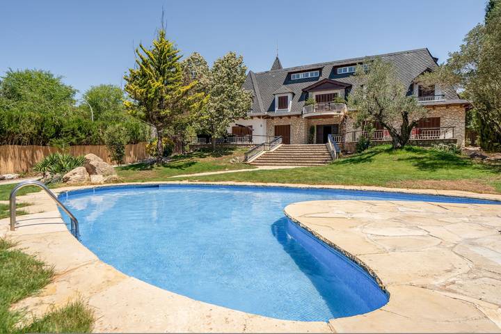 Casa de vacaciones para 15 personas, con jardín además de piscina y balcón - 1