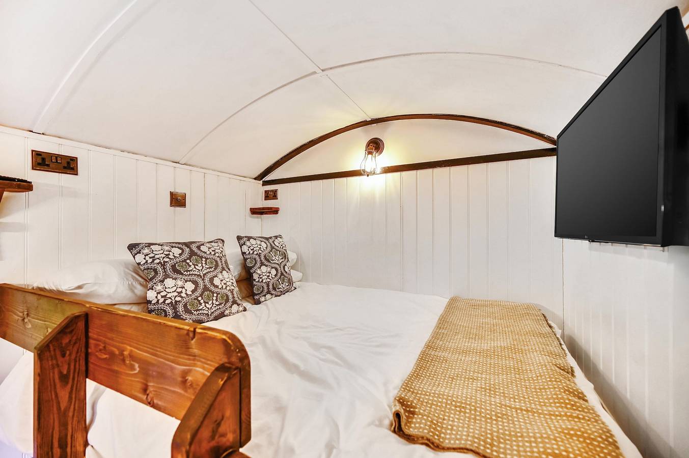 Stag Shepherds Hut in Withyham, Sussex Est