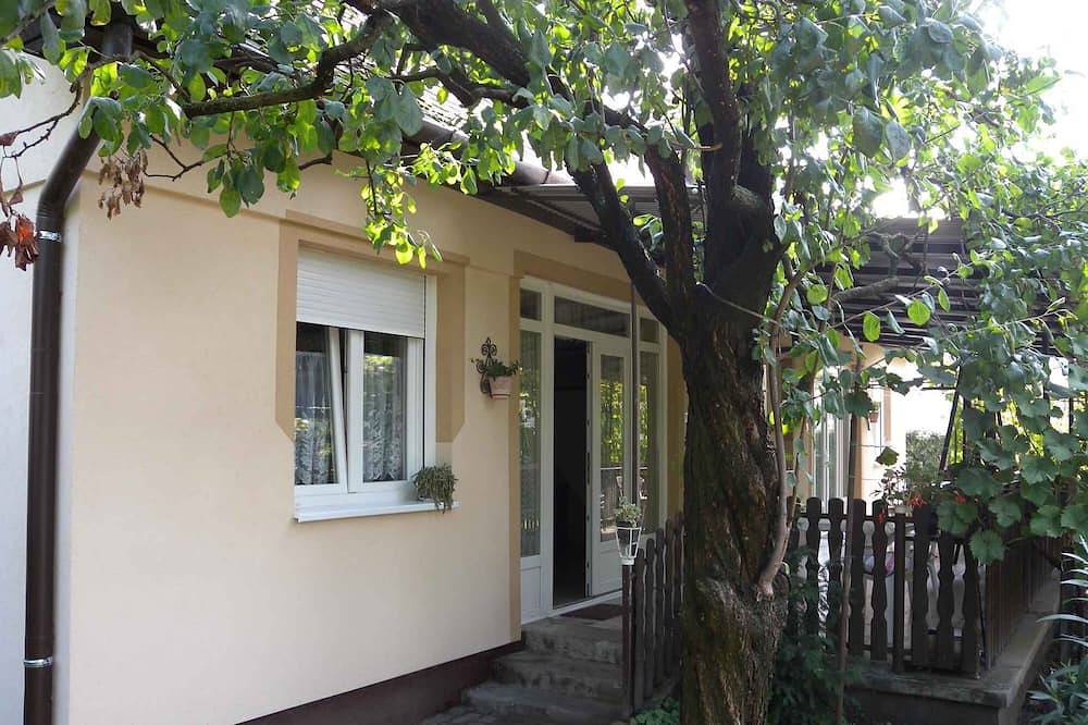 Ganze Wohnung, Ferienwohnung im Stadtzentrum mit Gartenpavilion in Balatonboglar, Plattensee Südufer