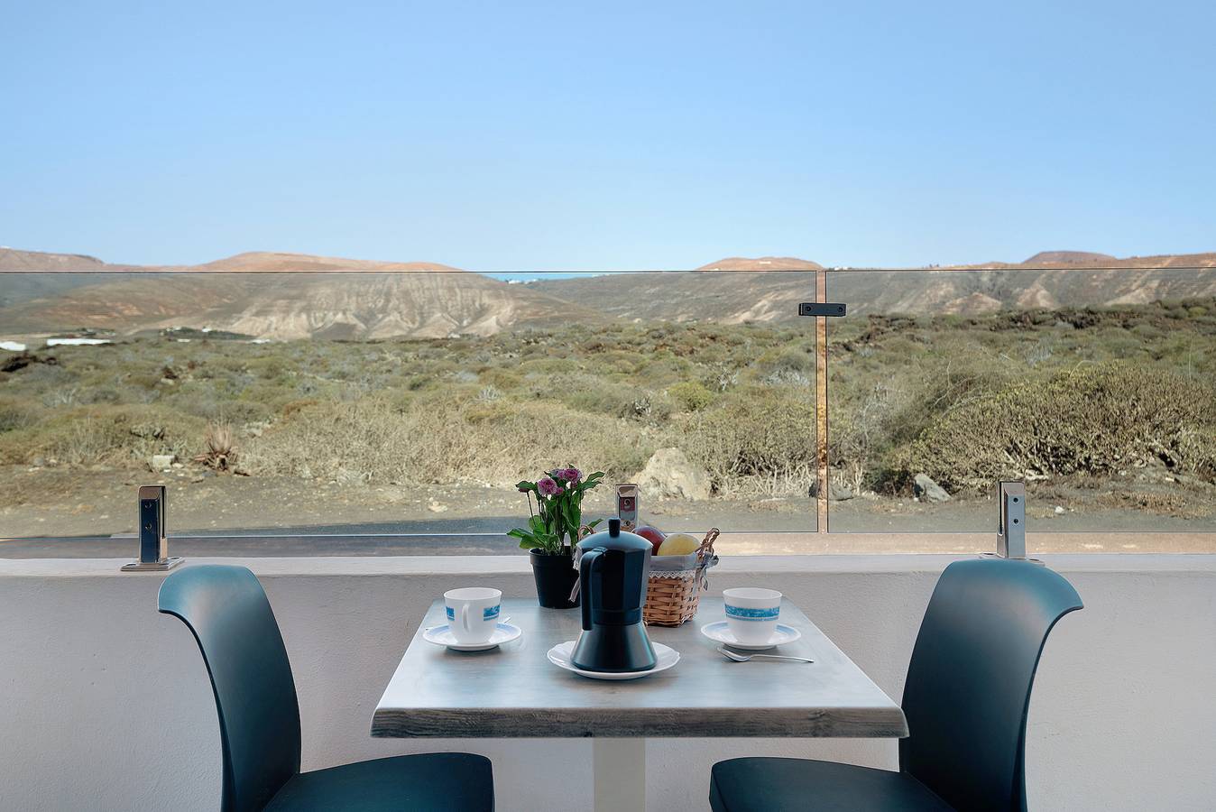 Entire apartment, Holiday Apartment “Callao Beach 5” with Mountain View, Terrace & Wi-Fi in Punta de las Mujeres, Haría