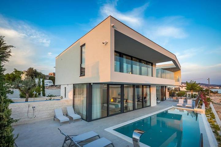 Villa für 10 Personen, mit Sauna und Balkon sowie Garten in Rogoznica