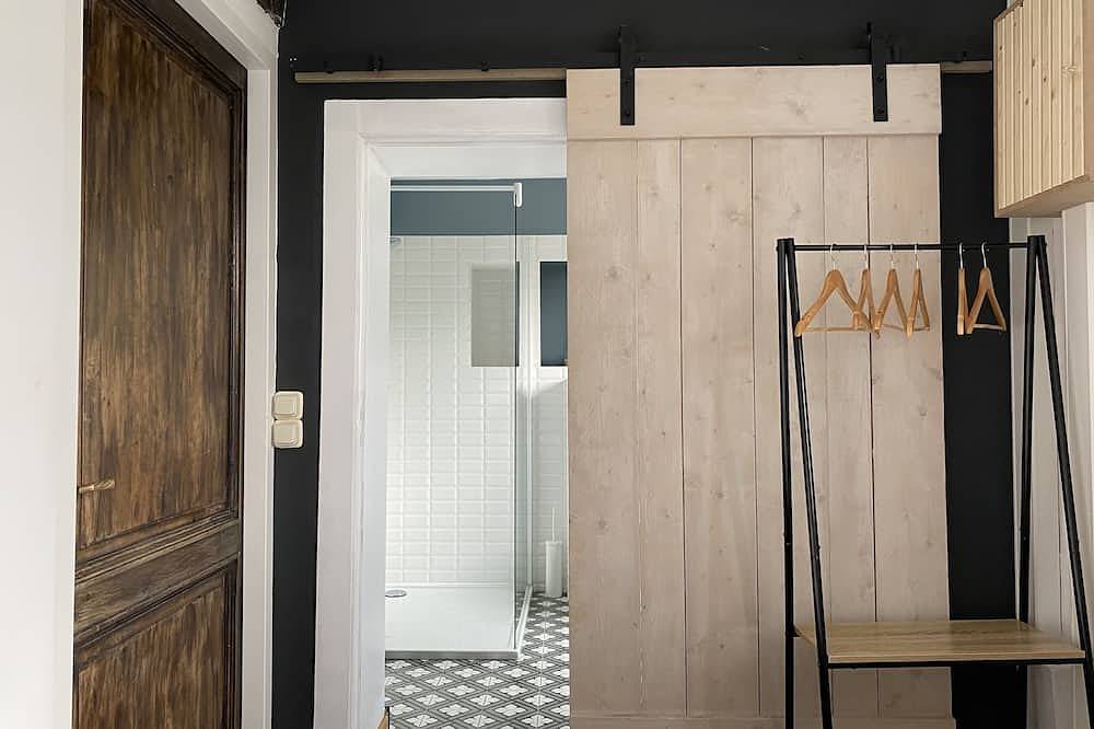 Geheel appartement, Authentiek appartement voor 6 personen met airco vlakbij Maastricht in Eijsden, Limburg