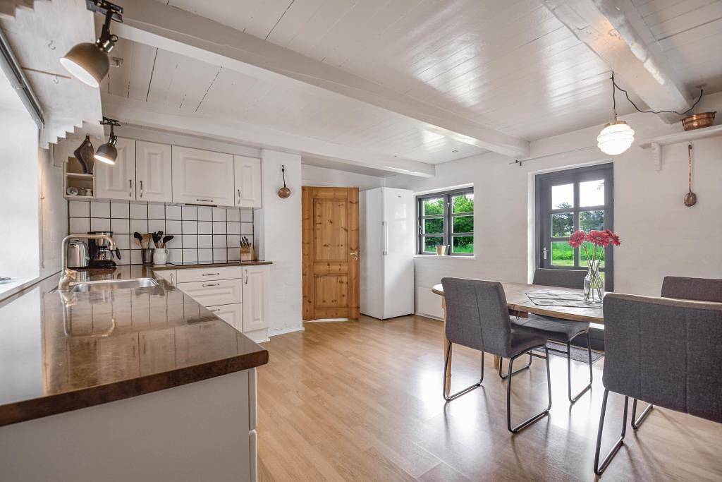 Renovated farmhouse with over 200 square metres of living space, sauna and whirlpool in Fjand, Nissumfjorden