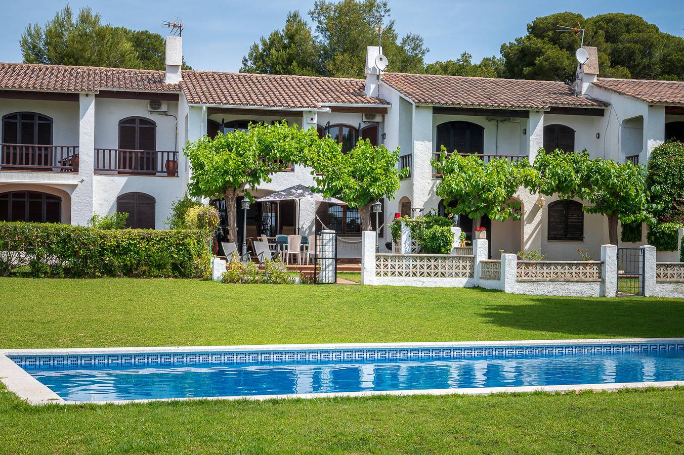 At084 Roquer: Casa adosada de 4 dormitorios con vistas al mar, en la zona de las rocas del barrio de els Munts, con A/A, barbacoa, wifi y piscina in Torredembarra, Costa Dorada