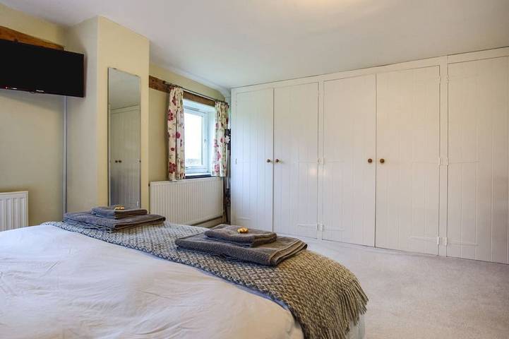 Granary at Hunt Court - sleeps 4 guests  in 2 bedrooms in Badgeworth, Gloucestershire