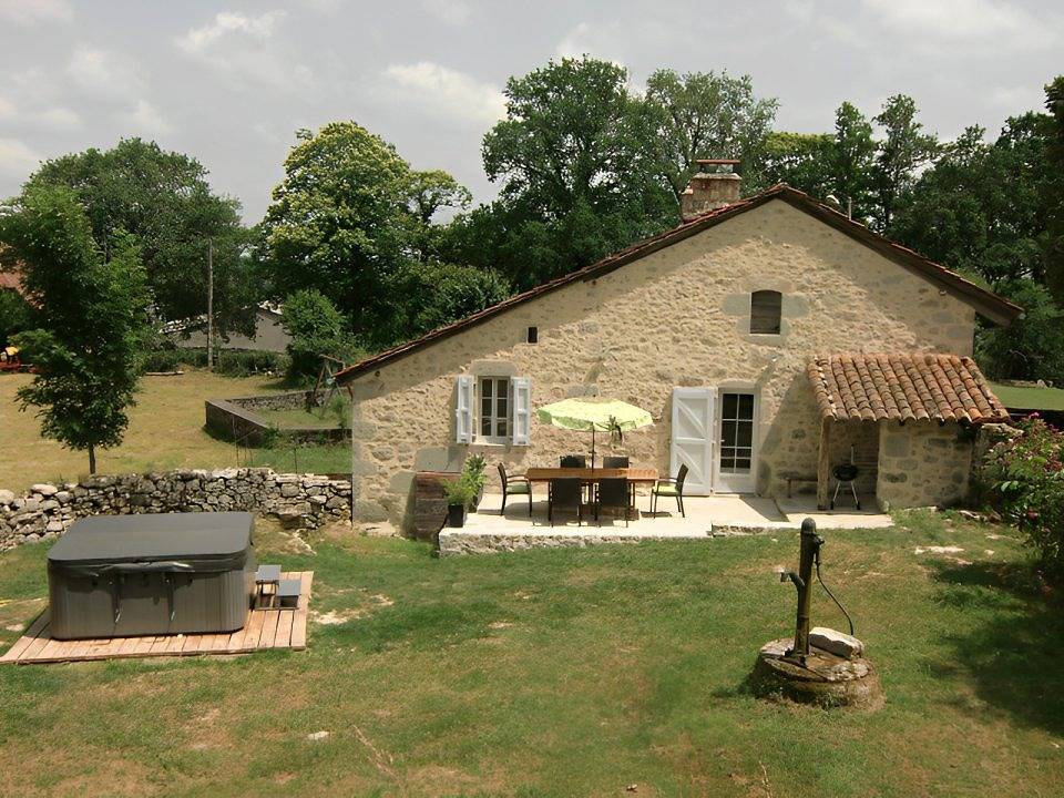 Maison avec spa privé et étang de pêche in Roumégoux, Région d'Aurillac