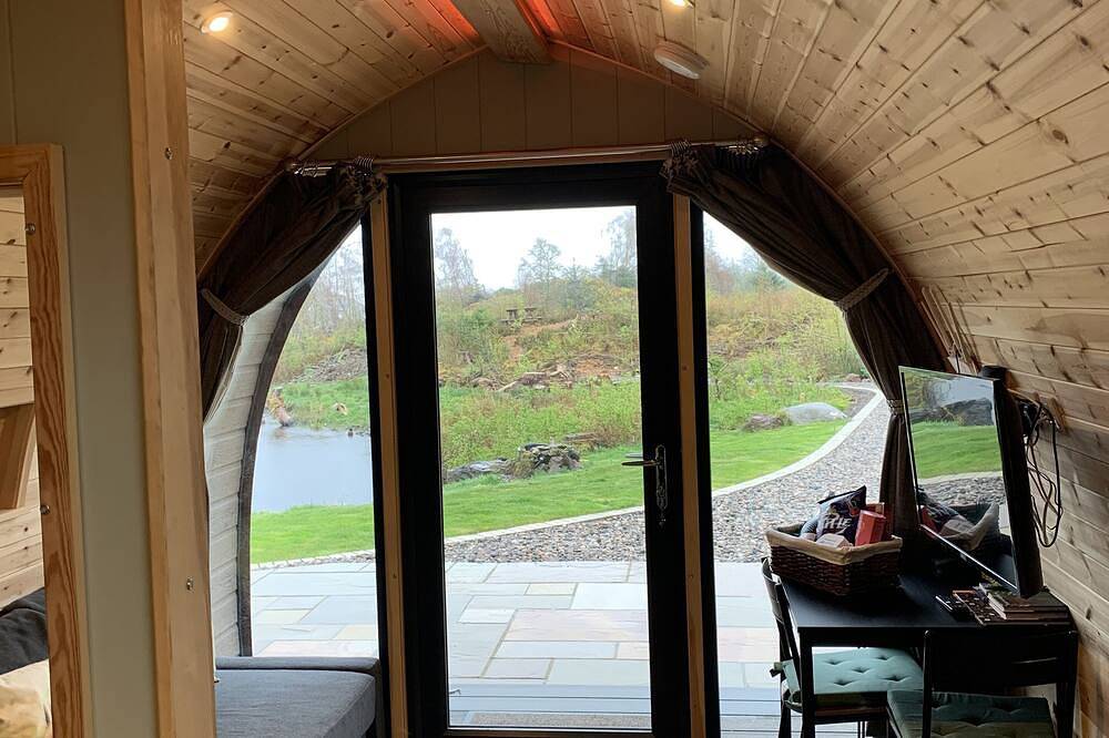 Red Squirrel Pod with Hot Tub - perfect for relaxing in countryside near Oban in Oban, Loch Linnhe