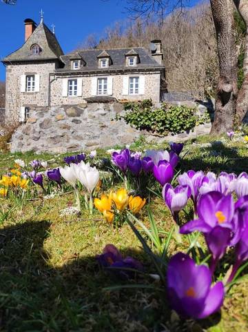Chambre d’hôte pour 5 personnes, avec jardin ainsi que vue et terrasse dans le Cantal