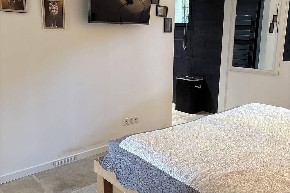 Quiet house not overlooked, air-conditioned on wooded and enclosed grounds - Parking. in Rochefort-du-Gard, Region de Nimes