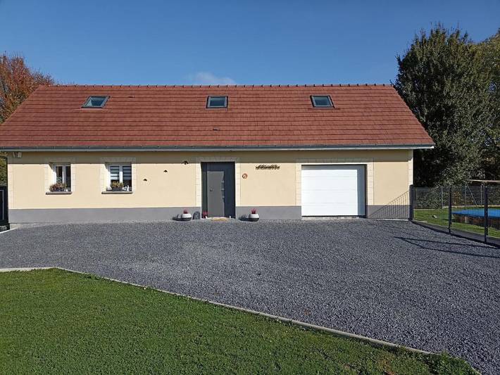 Location de vacances pour 8 personnes, avec Terrasse ainsi que Jardin et Vue à Cambron