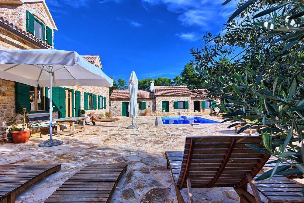 Finca Hvar - 3 maisons individuelles, 5 chambres, vélos pour tous et piscine in Stari Grad, Hvar