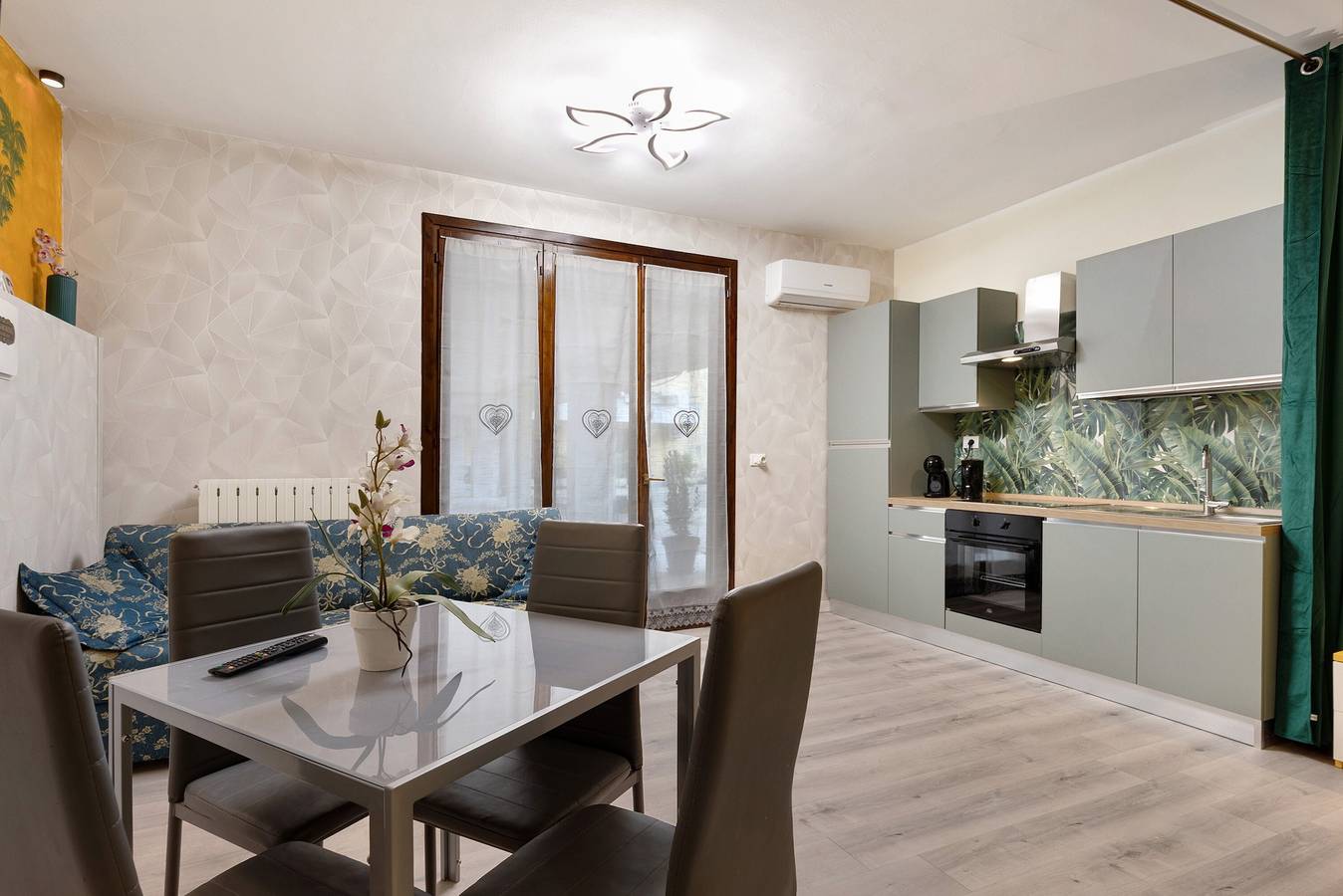 Appartamento intero, Appartamento 'Casa Cattaleya' con piscina condivisa, terrazza privata e giardino in comune in Rivoltella del Garda, Desenzano del Garda