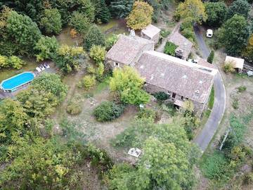 Gîte pour 6 personnes, avec jardin et piscine ainsi que vue et terrasse à Bozas