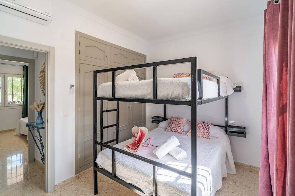 Casita Los Garranchos en la campiña andaluza rodeada de olivos in La Carlota, Provincia de Córdoba