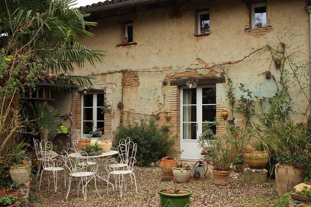 Character house with garden in a 13th century Bastide in Lisle-sur-Tarn, Albi region