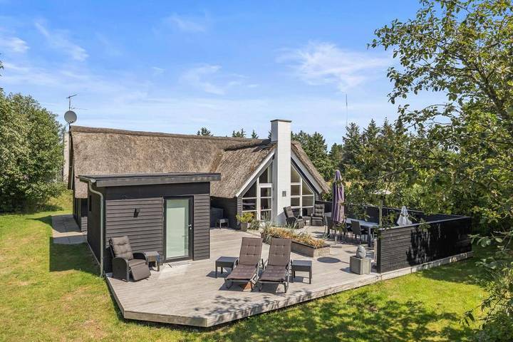 Schickes Reetdach Haus mit Sauna und Whirlpool in Blavand, Varde