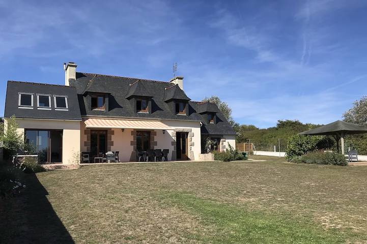 Gîte pour 8 personnes, avec terrasse et jardin à Crozon