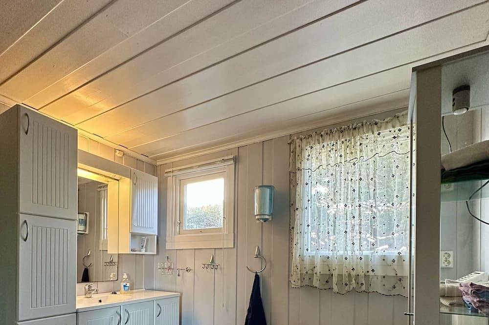 Southern cottage with terrace and magnificent view in Lillesand