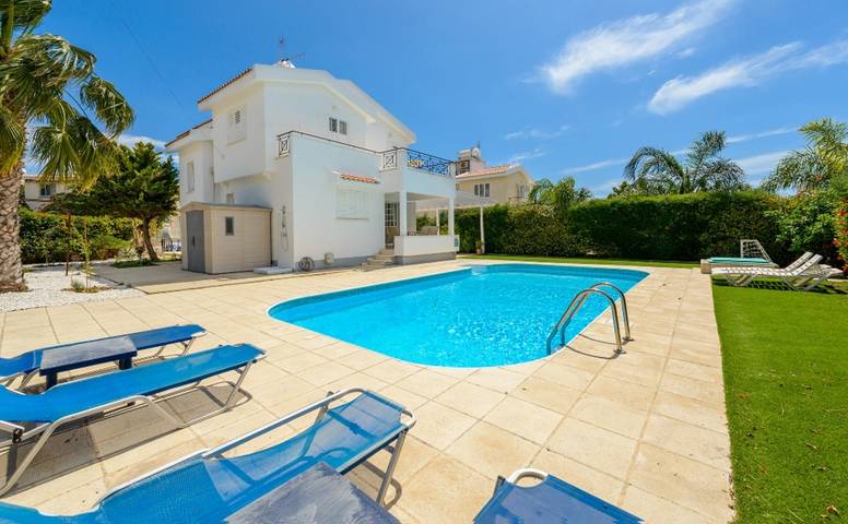 Villa for 6 people, with pool and balcony/terrace in Cyprus