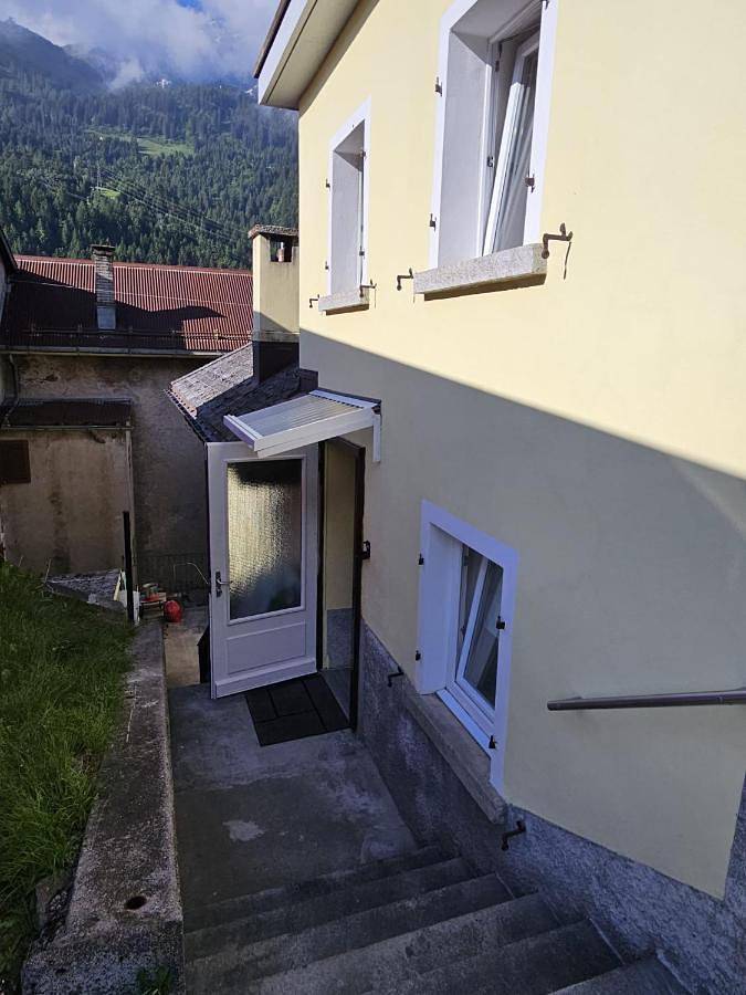 Ganze Wohnung, Airolo with private parking in Airolo, Lepontinische Alpen