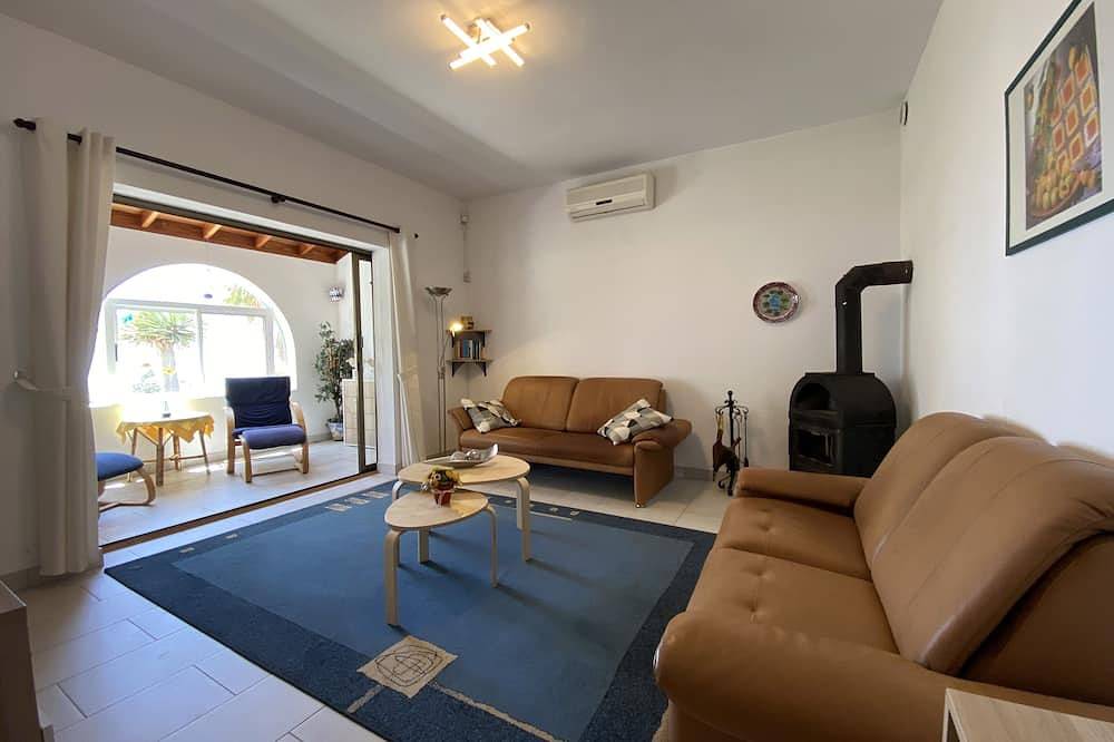 Great quiet vacation home for 4 people with private pool and large garden in El Paso (La Palma), La Palma South
