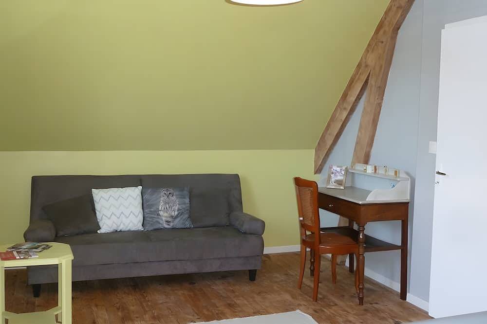Family Guest Room L'Orée Du Bois with Pool, Terrace and Wi-Fi in Montpon-Ménestérol, Périgord Blanc