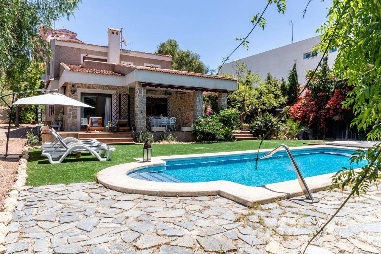 Gran Chalet céntrico con piscina y bbq privada a 5 minutos playa in Vistahermosa (Alicante), Alicante