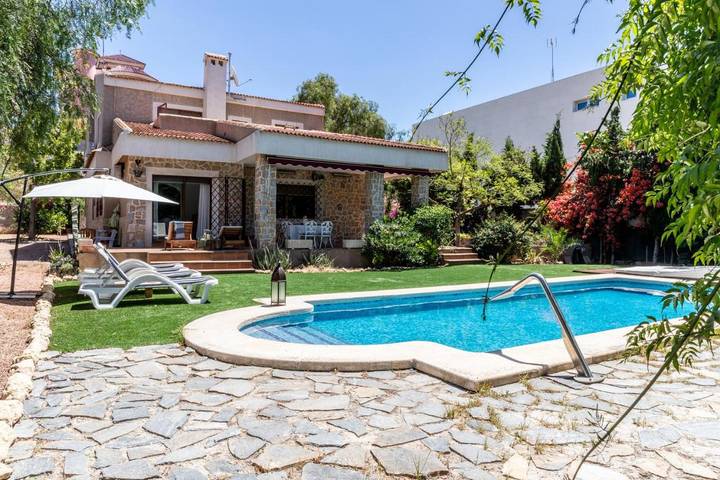 Chalet für 11 Personen, mit Balkon und Terrasse sowie Garten und Pool in Alicante