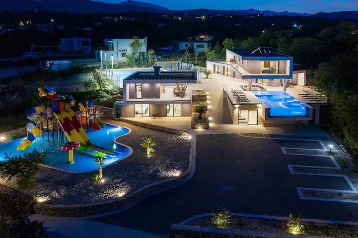 Spacious 8-bedroom villa in amazing Grubine with Ac in Imotski, Makarska Riviera