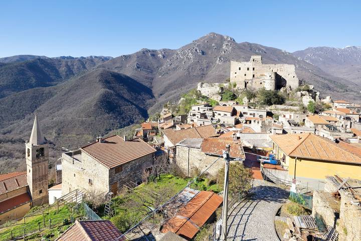 Appartamento intero, Appartamento 'La Casa Della Lavanda' con vista sulle montagne, terrazza privata e Wi-Fi in Castelvecchio di Rocca Barbena, Riviera di Ponente