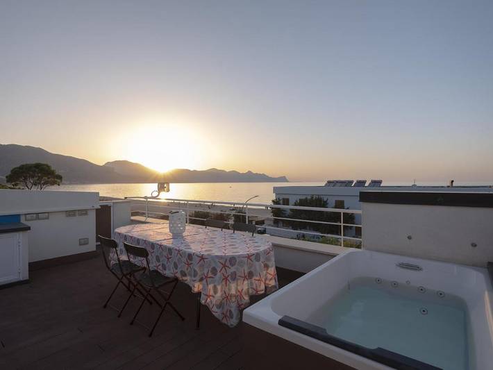 Villa per 8 persone, con idromassaggio e sauna nonché giardino e piscina in Alcamo Marina