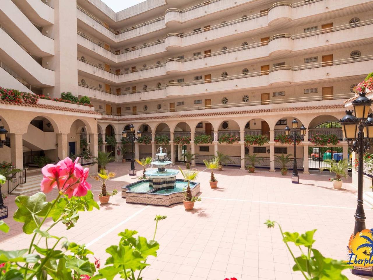 Apartamento vacacional entero, Bonito apartamento 4 pax, con piscina cerca de la plaza Europa de Salou. in Salou, Costa Dorada