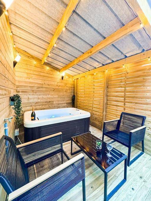 Appartement entier, Suite romantique Jacuzzi privatif chauffé à 37 Gare in Guingamp, Région de Guingamp