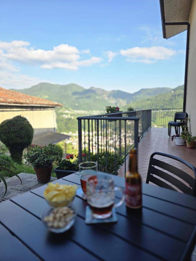 Location de vacances pour 3 personnes, avec terrasse ainsi que vue et jardin, animaux acceptés à Zogno - 3