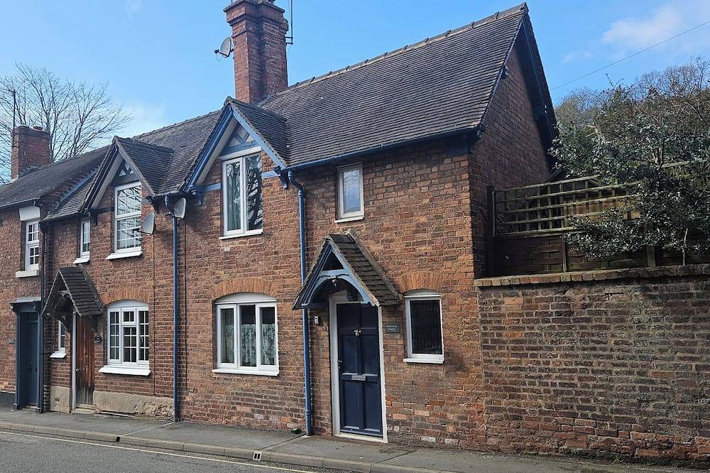Katie'S Cottage, family friendly, with hot tub in Church Stretton in Church Stretton, Shropshire Hills