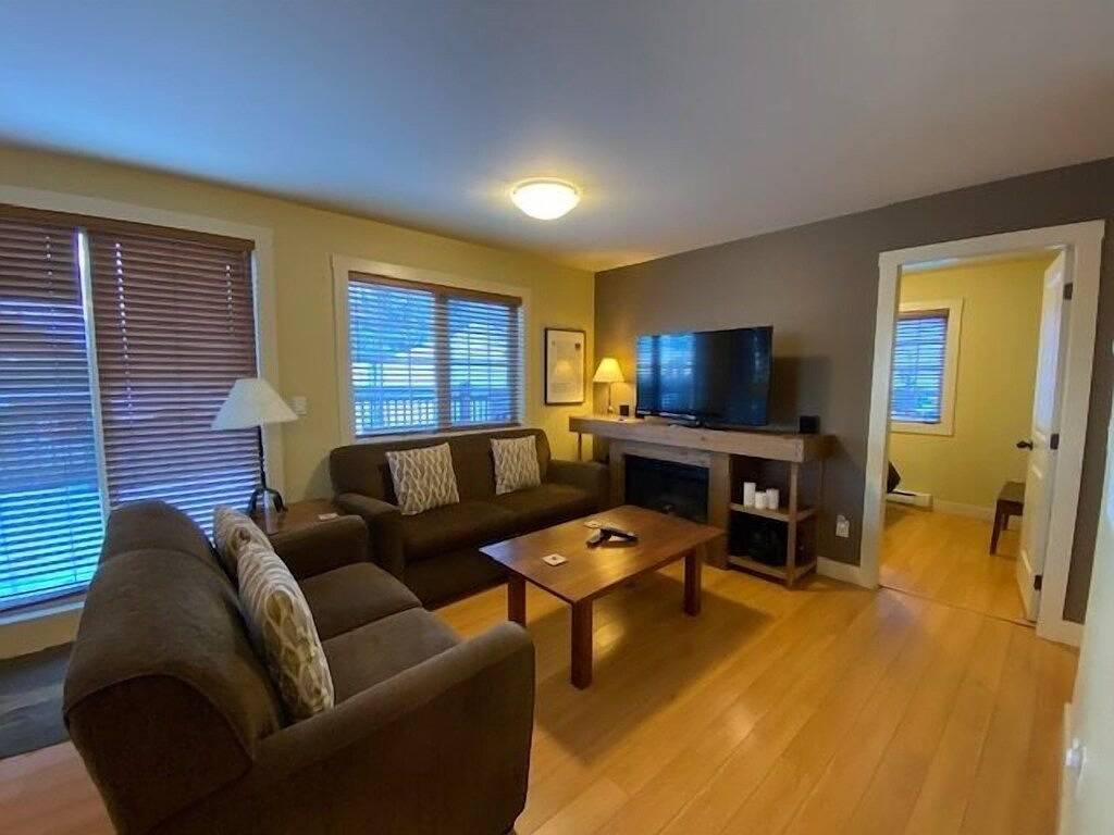 Ganze Wohnung, Après Alpine : 2-bedroom condo with hot tub and mountain views in Kicking Horse