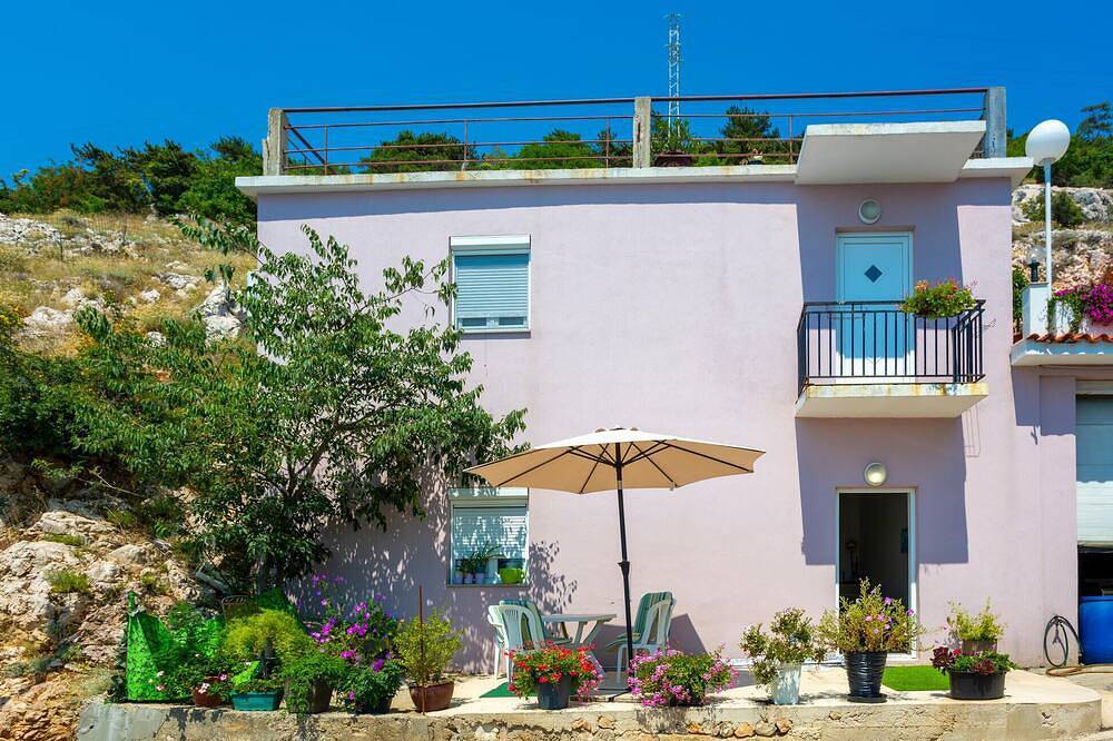 Ganze Wohnung, Nice apartment in Stara Baska with house sea view in Punat, Krk