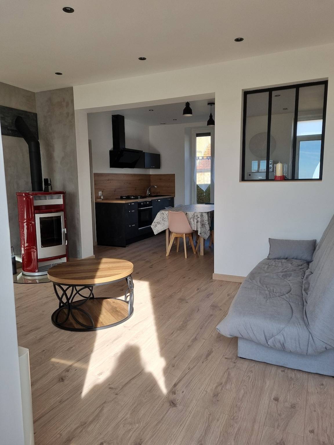 Country House 'Aux Hirondelles' with Private Terrace, Garden, and Wi-Fi in Montceaux-lès-Provins, Seine-et-Marne