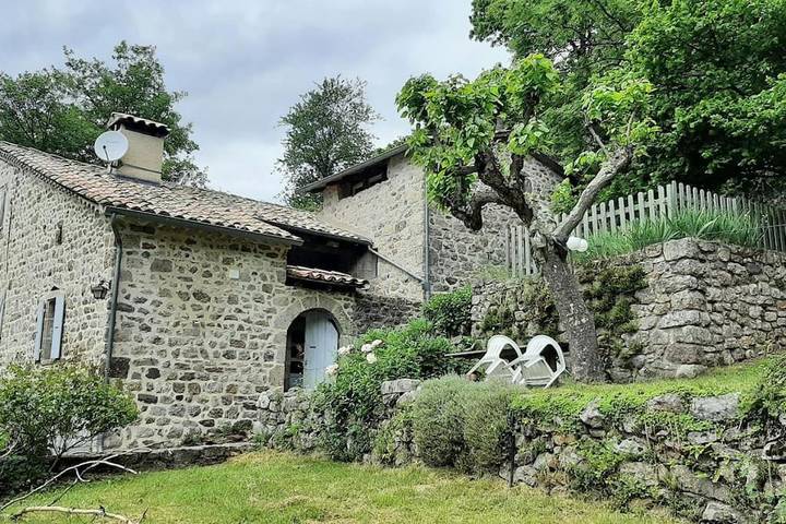 Location de vacances pour 9 personnes, avec Terrasse et Jardin à Antraigues-sur-Volane