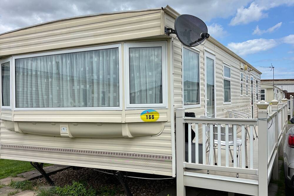 3 Bed Caravan - Sleeps 8 - Dogs - Parking - Wifi in Ingoldmells, Lincolnshire