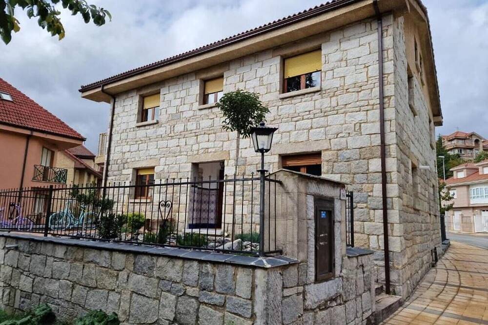 Casa rural 'Los Kukos' con vistas al lago, terraza compartida y Wi-Fi in Riaño, Cordillera Cantábrica