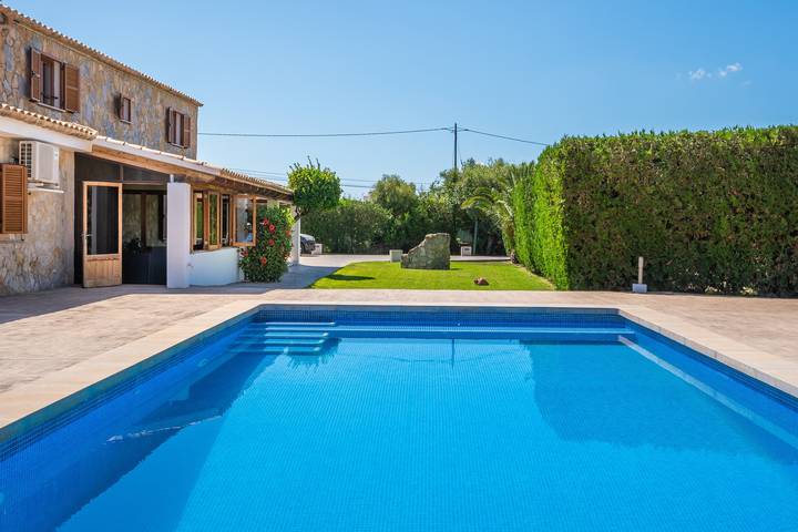 Villa de vacaciones 'Can Serra' con piscina privada, vistas a la montaña, terraza y jardín in Puerto de Pollensa, Pollença