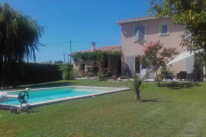 Location de vacances pour 6 personnes, avec terrasse et jardin à Velleron