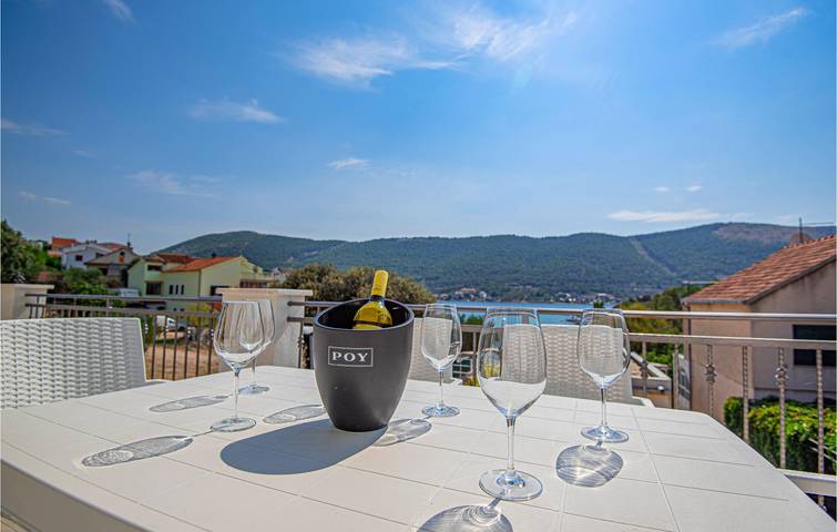 Ferienhaus für 12 Personen, mit Terrasse in Grad Šibenik - 4