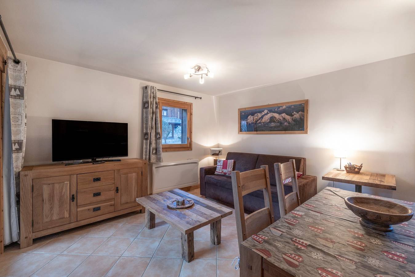 Ganze Wohnung, Appartement für 6 Personen im Zentrum von Samoëns mit Bergblick, privater Terrasse & Gemeinschaftsgarten in Samoëns, Region Bonneville