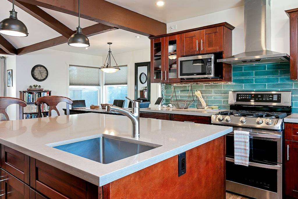 Ventura Beach craftsman home with stunning primary suite - 80 steps to the beach in Ventura Beach, Ventura